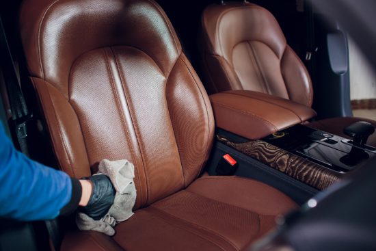 איך לנקות מושבי עור ברכב